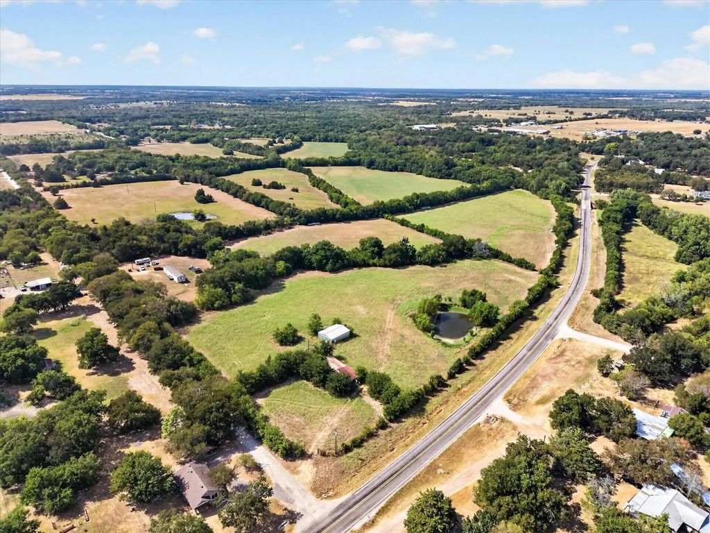 913 County Road 4232, Bonham