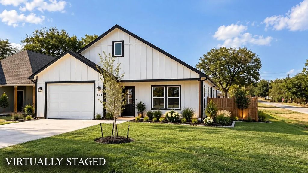 302 W Pine Street, Whitewright