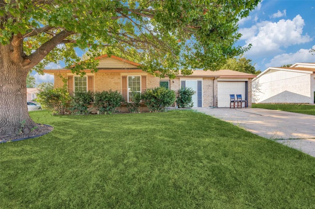 2326 Newbury Drive, Arlington
