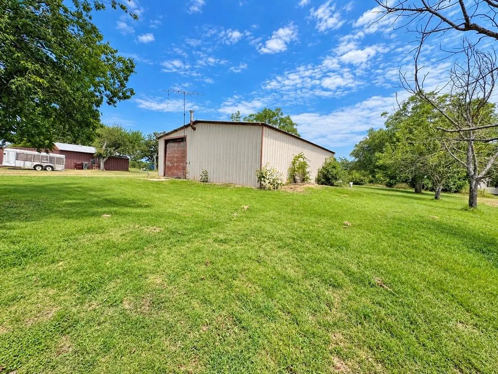 1438 Hurst Road, Axtell