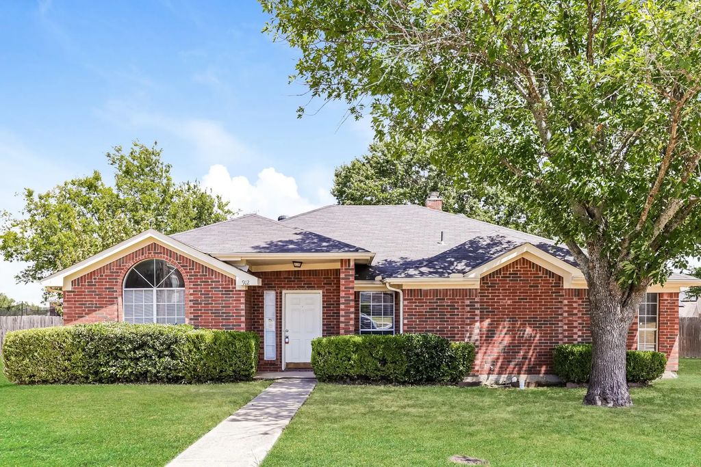912 Winterbury Court, DeSoto
