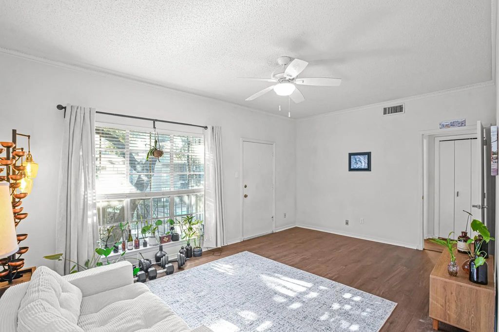 4438 Harlanwood Drive 211, Fort Worth