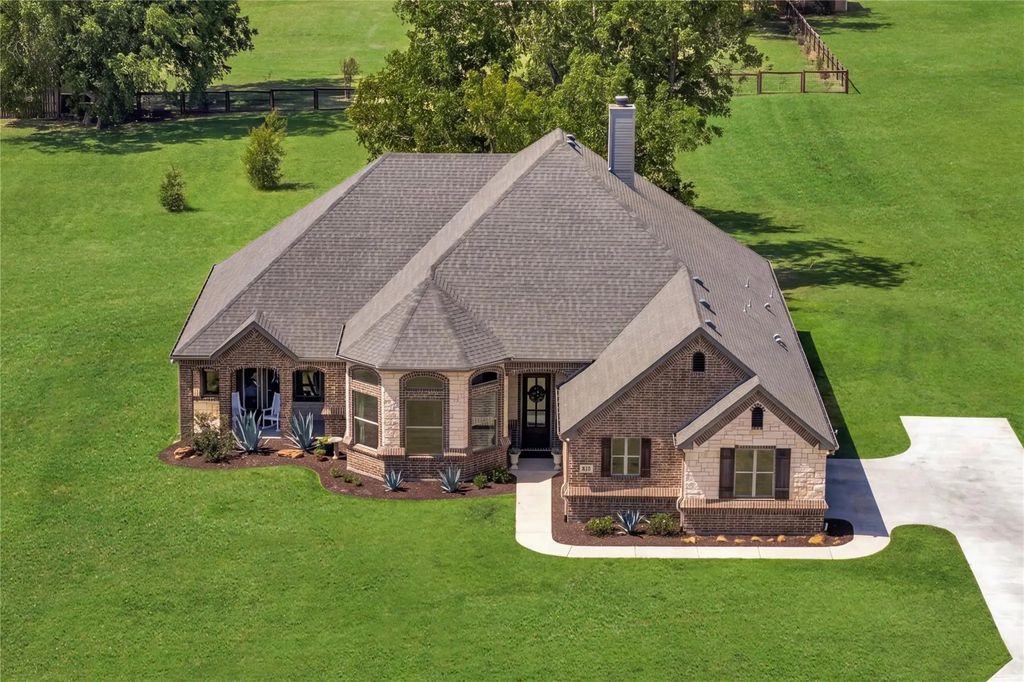 111 Eagle Point N, Azle