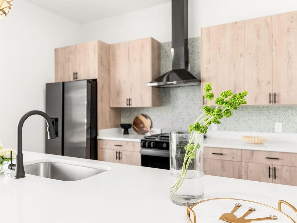 2015 N Prairie Avenue 204, Dallas