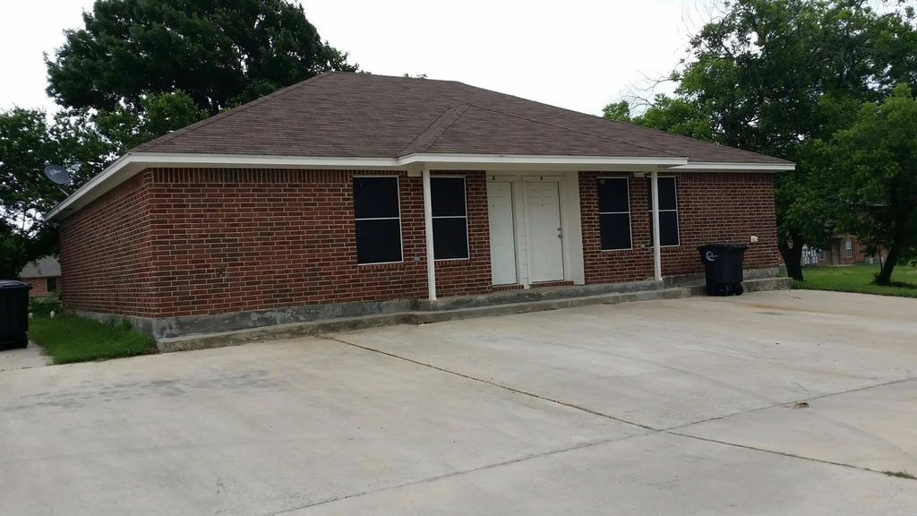 641 Woodard Avenue C, Cleburne