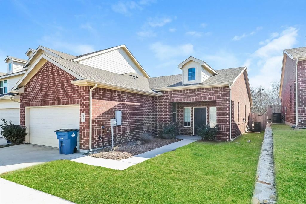 1305 Mallard Cove, Ennis