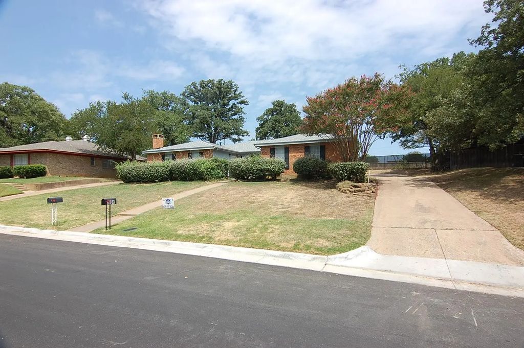 4801 Woodland Park Boulevard, Arlington