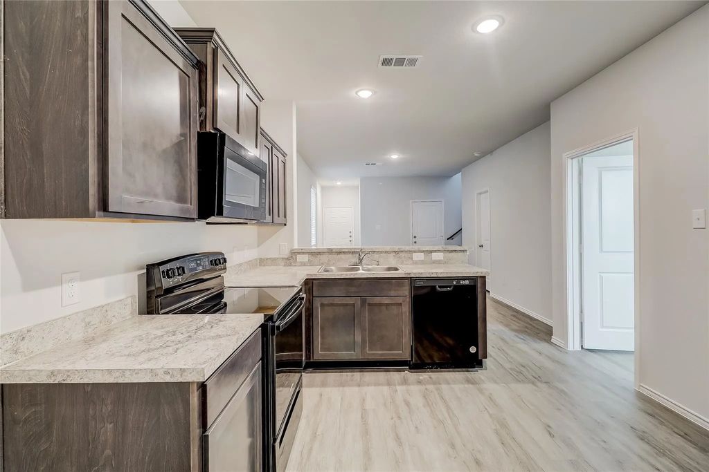 5528 Calm Waters Court, Fort Worth