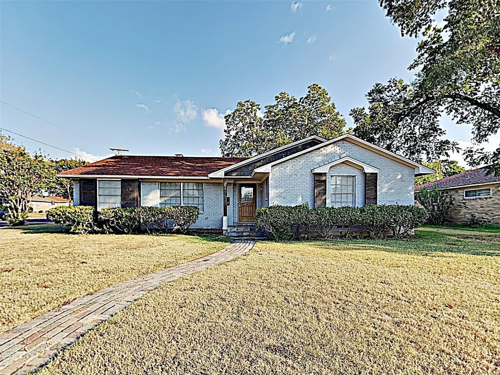 8476 Sweetwood Drive, Dallas