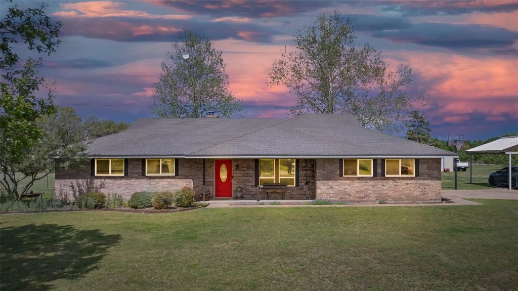 106 Vineyard Street, Weatherford