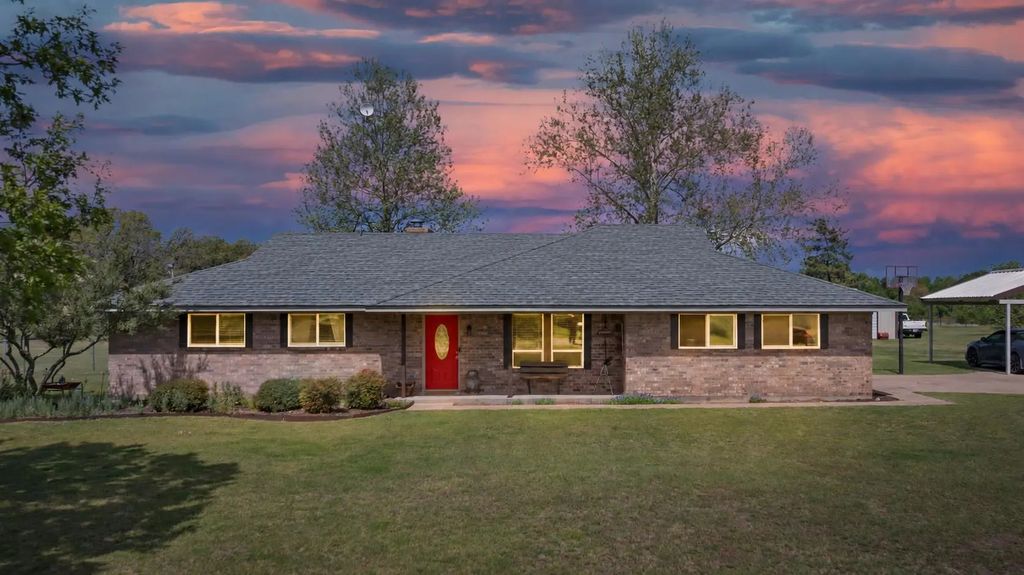 106 Vineyard Street, Weatherford