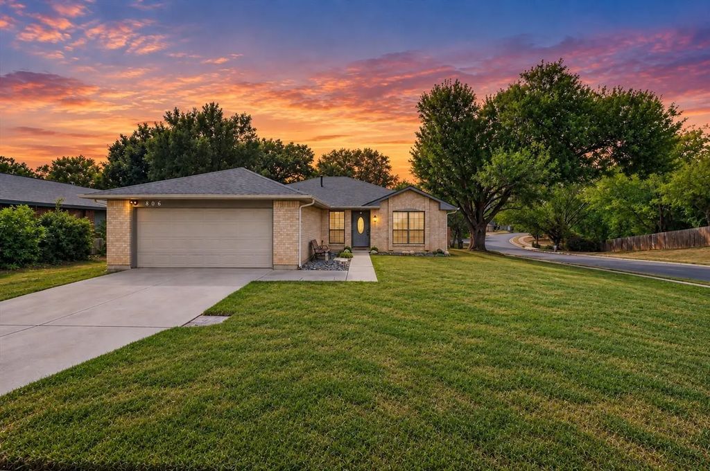 806 Creekside Drive, Euless