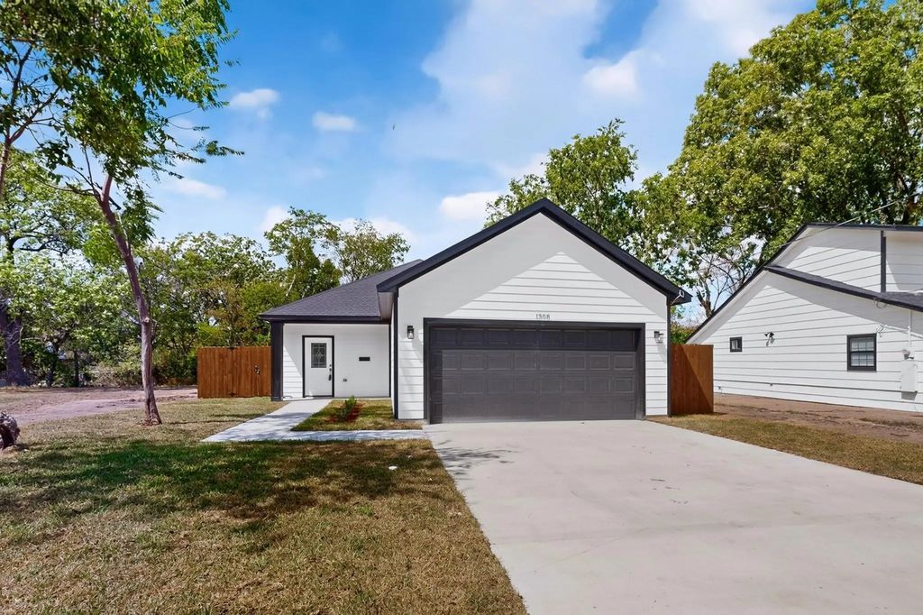 1308 E Collin Street, Corsicana