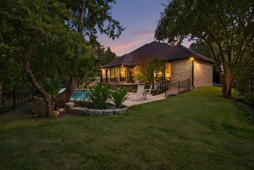 9758 Vinewood Drive, Dallas