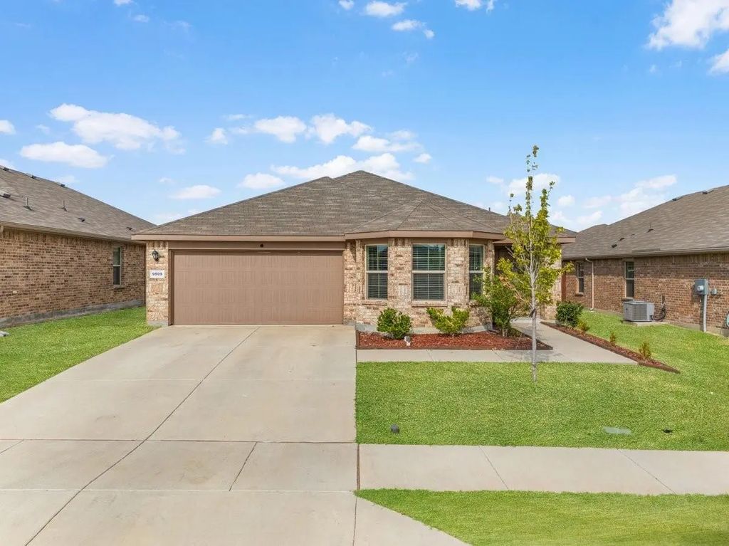 9509 Golden Summit Drive, Fort Worth
