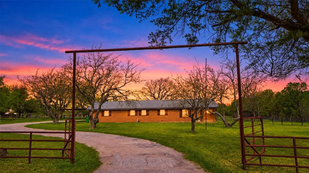 19761 N State Highway 34, Terrell