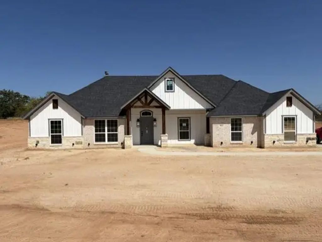 924 Eagles Way, Springtown