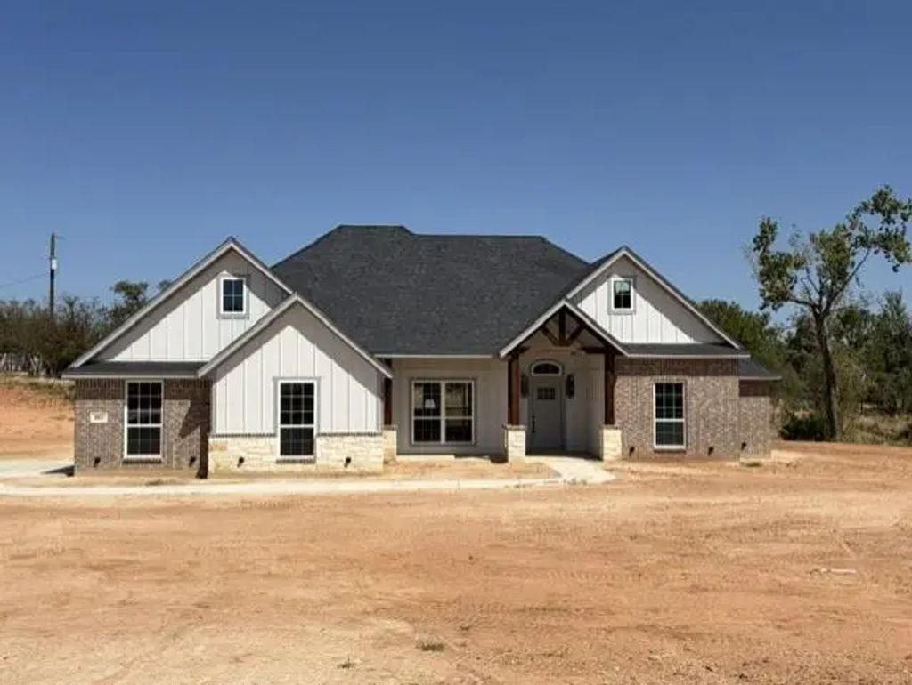 882 Eagles Way, Springtown