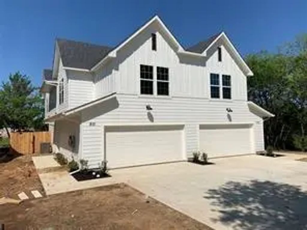 810 Dover, Pilot Point