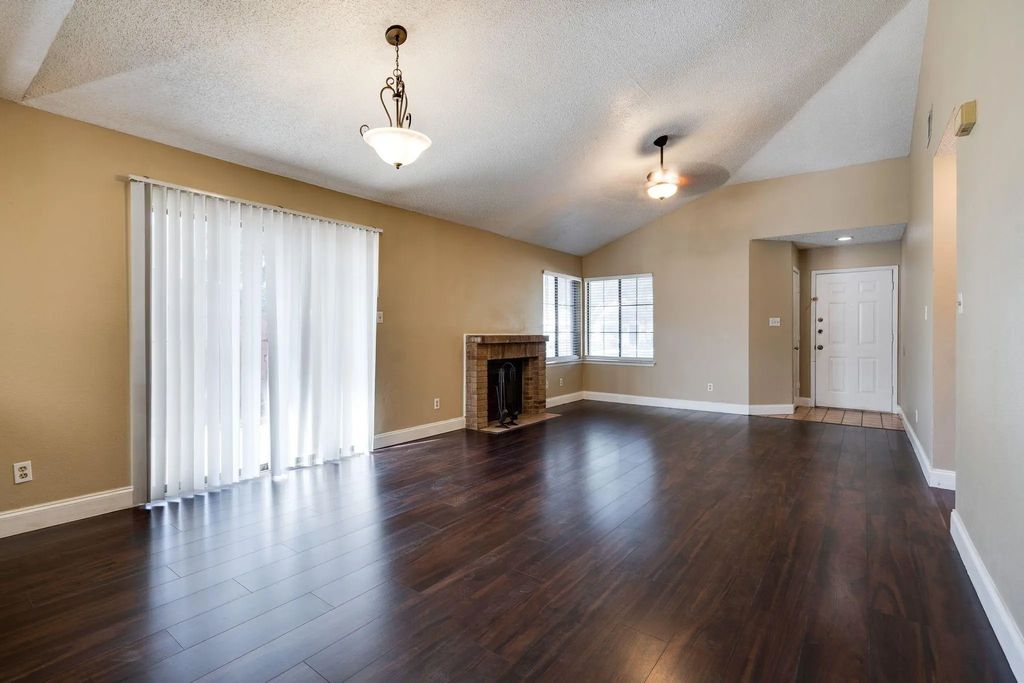 613 Hunters Glen Street, Lewisville