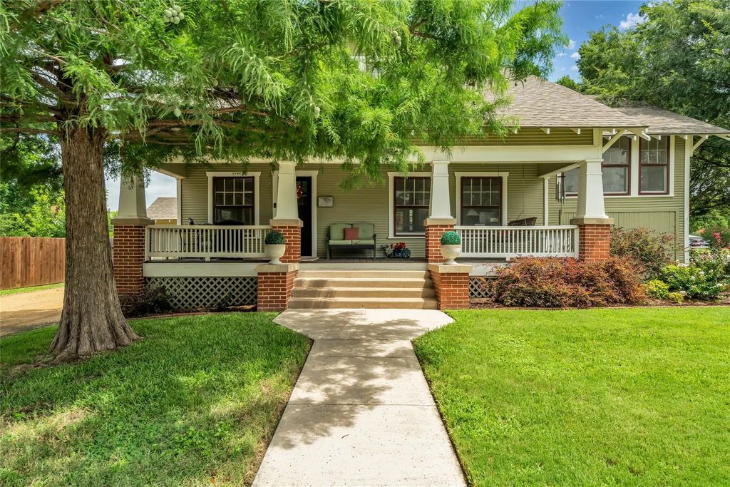 300 W College Street, Grapevine