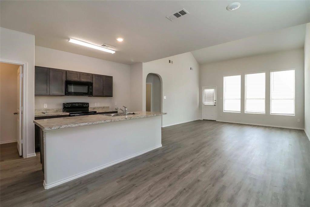 8328 Yaupon Holly Trail, Fort Worth