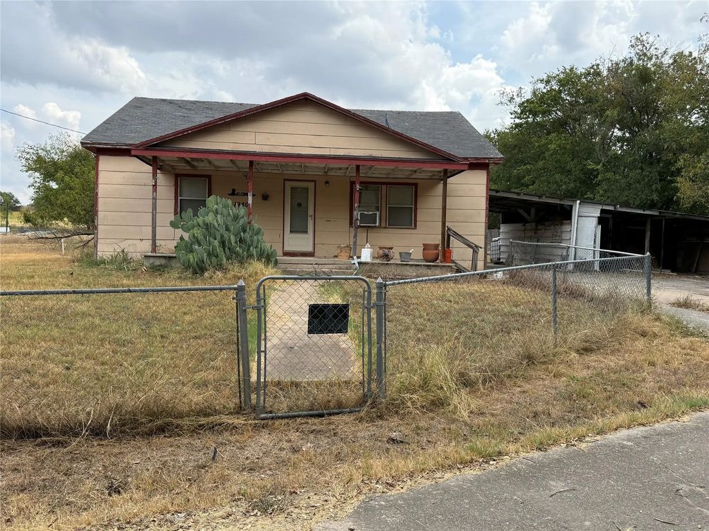 1940 S Pearl Street, Comanche