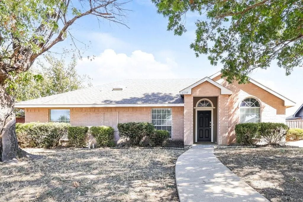1357 Meadow Creek Drive, Lancaster