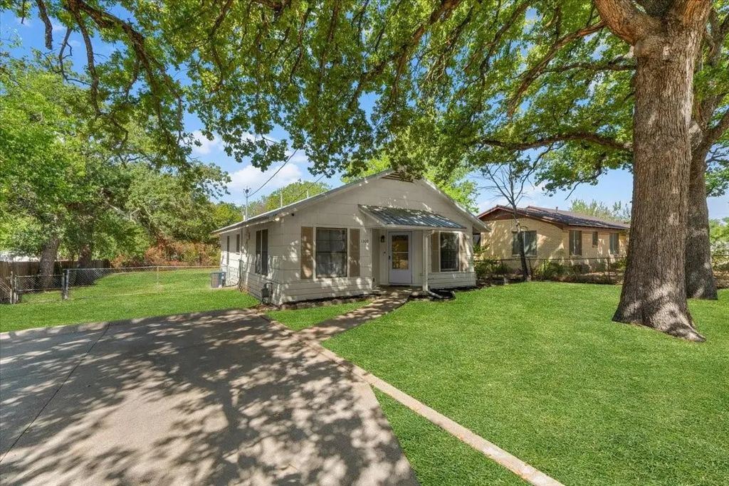 1309 N Elm Street, Weatherford