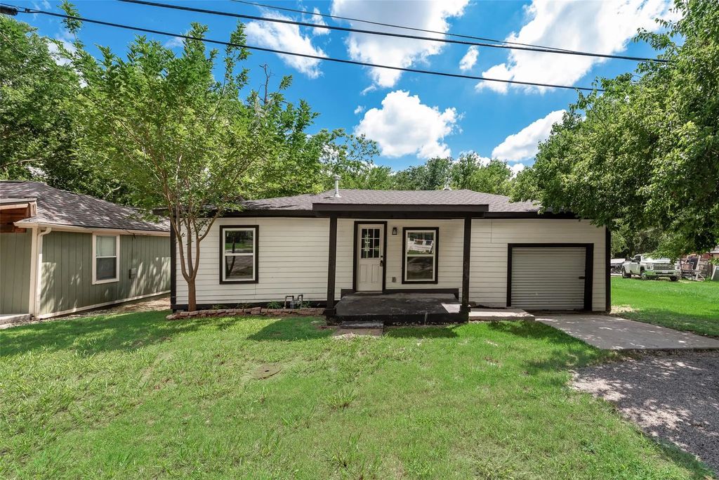 105 Weaver Street, Forney