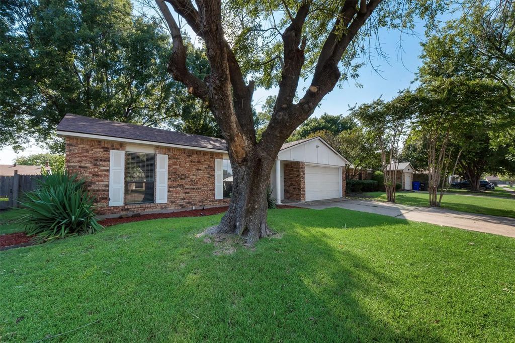 515 Forestwood Drive, Forney