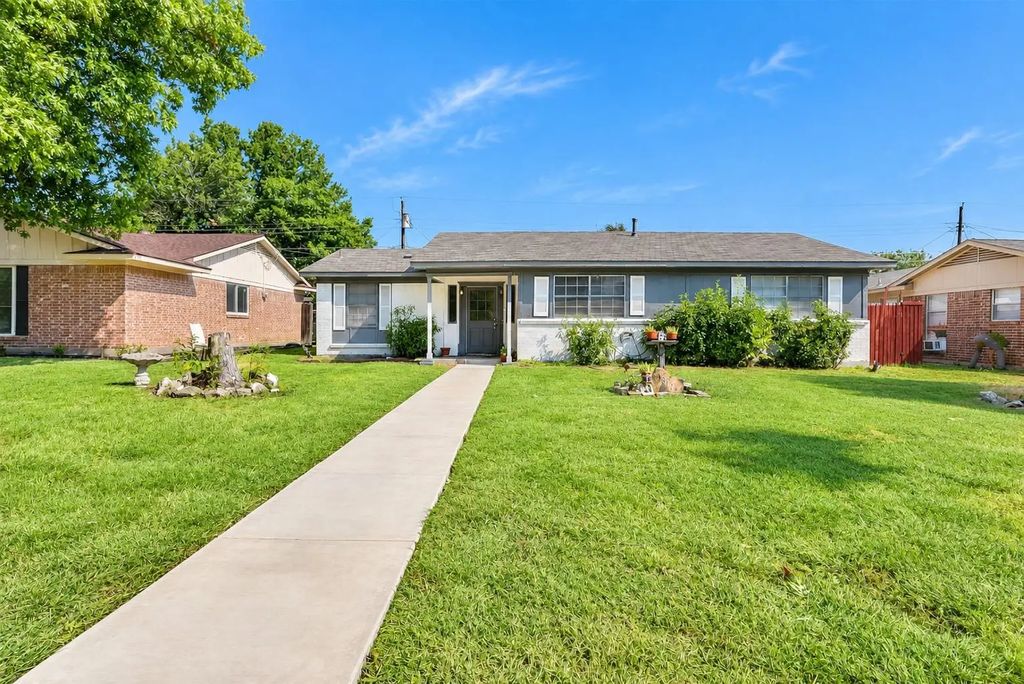 1817 Laurel Lane, Plano