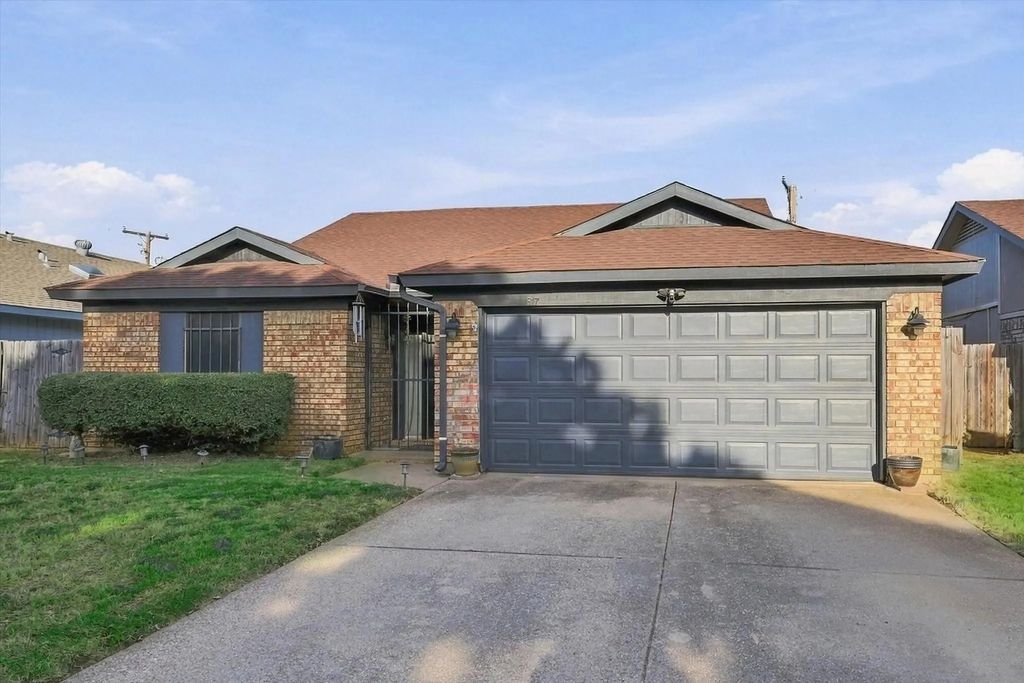 617 Cross Ridge Circle N, Fort Worth