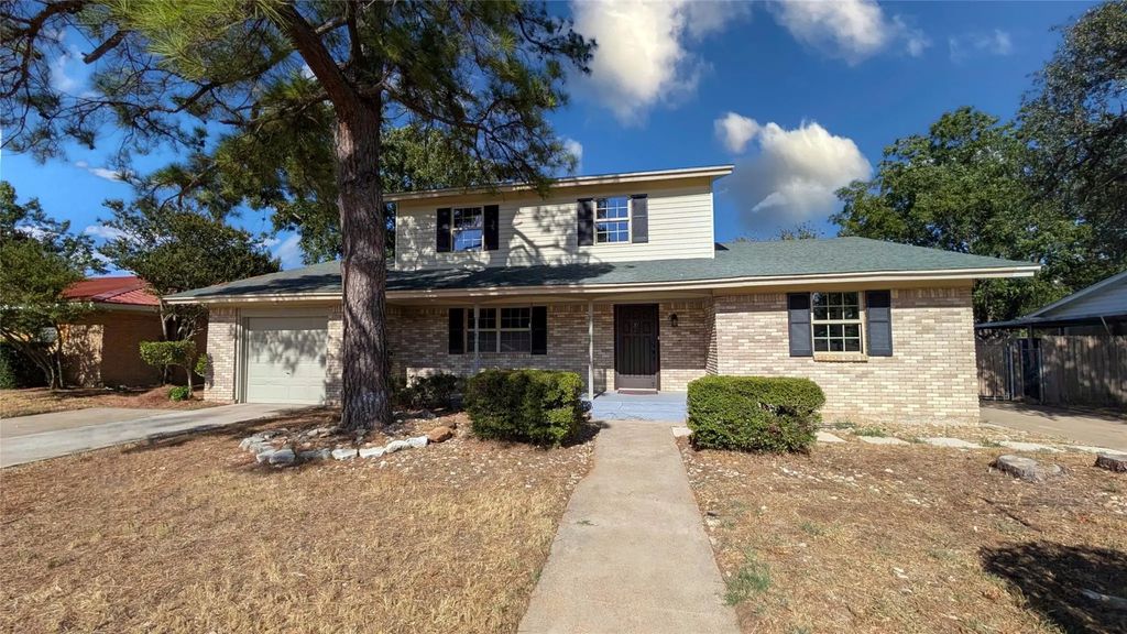 1105 S Ridgeway Drive, Cleburne