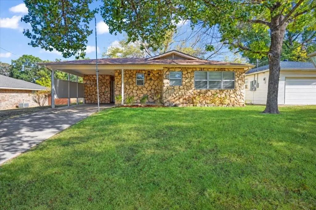 515 E Day Street, Denison