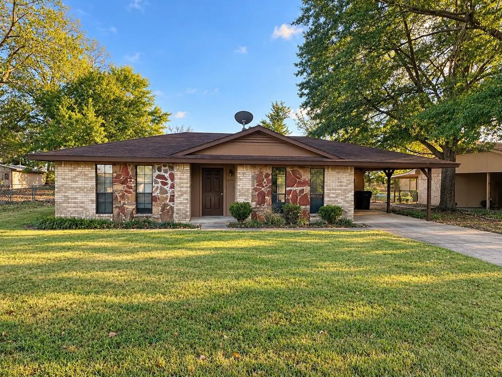 225 Elizabeth Lane, Blossom