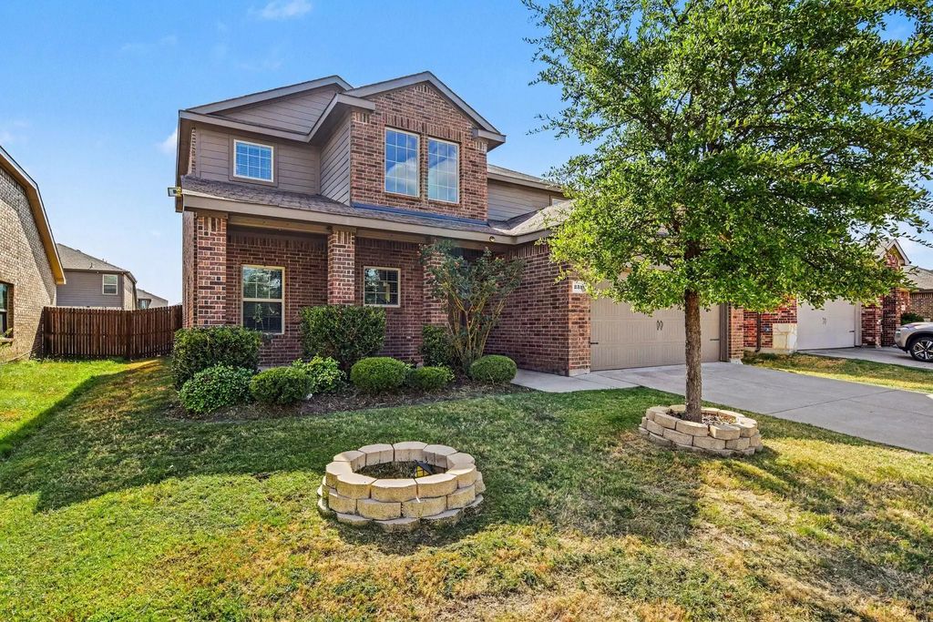 2315 Julia Lane, Forney