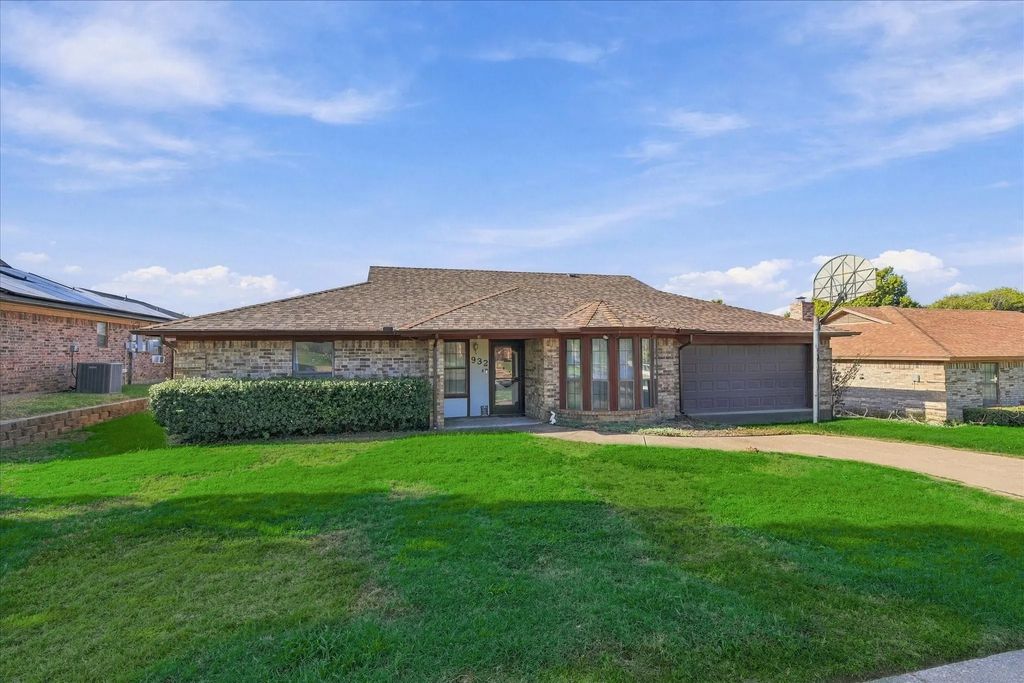 932 Clear View, Bedford