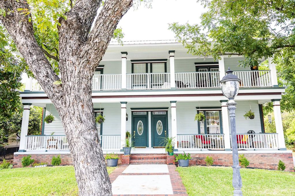 300 & 302 W Spring Street, Weatherford