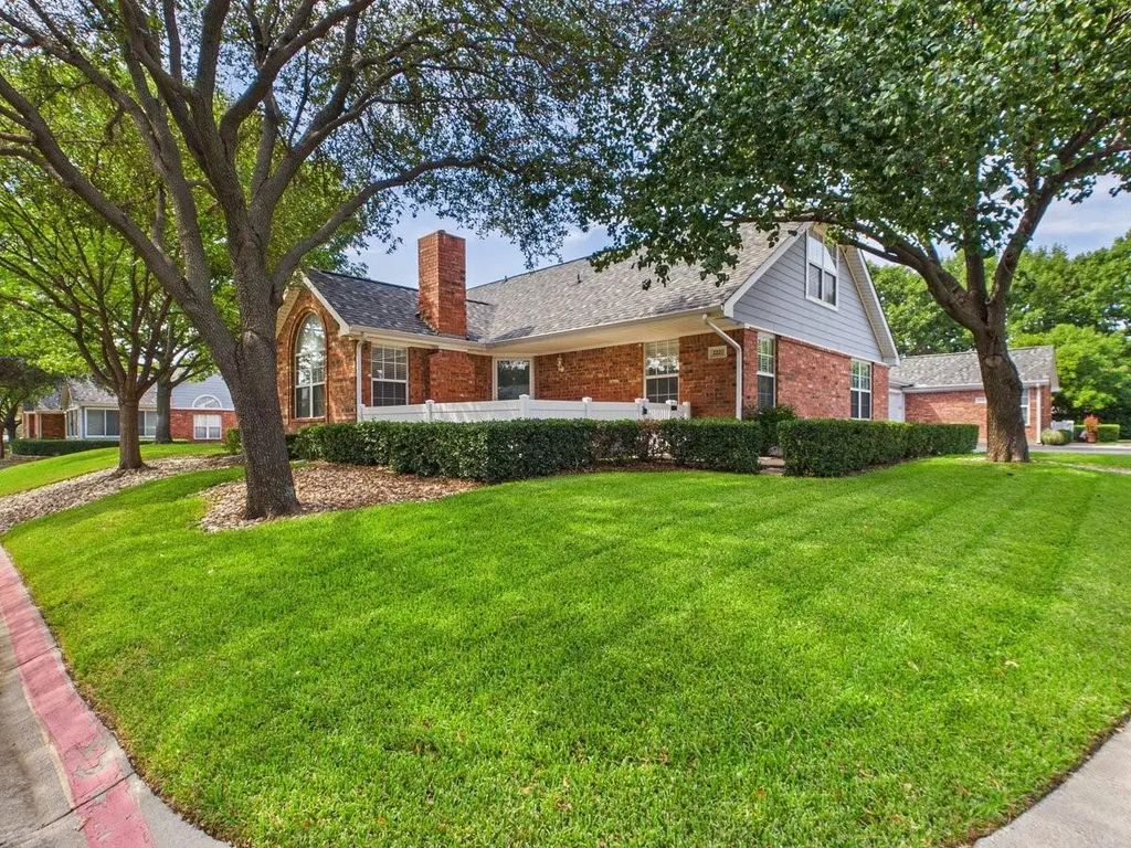 2220 Countryside Drive, Bedford