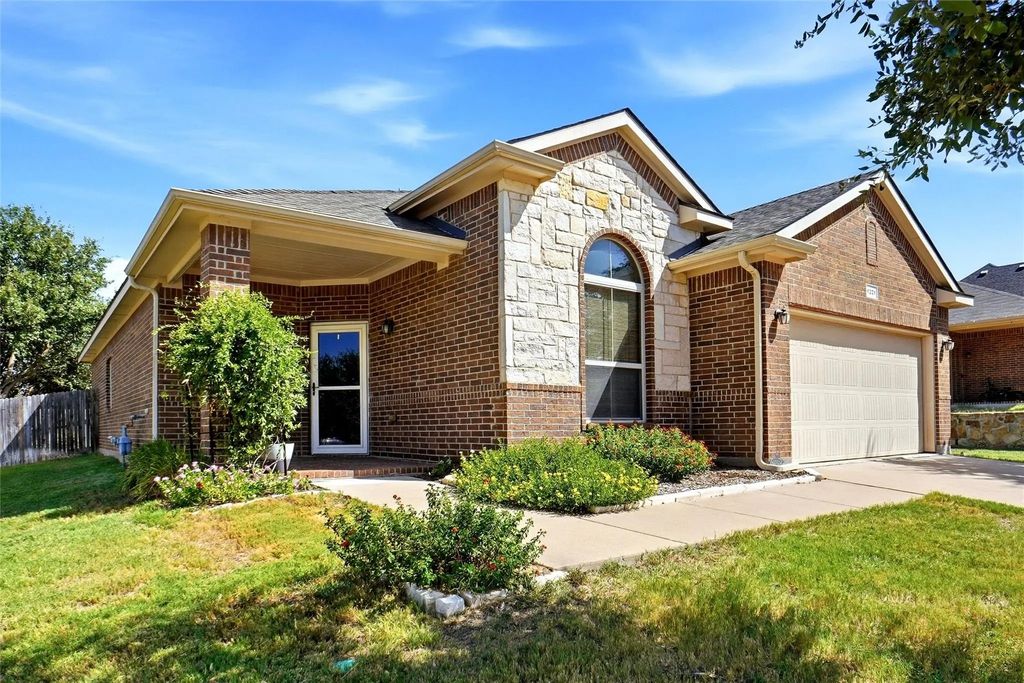 1221 Glenwood Drive, Azle