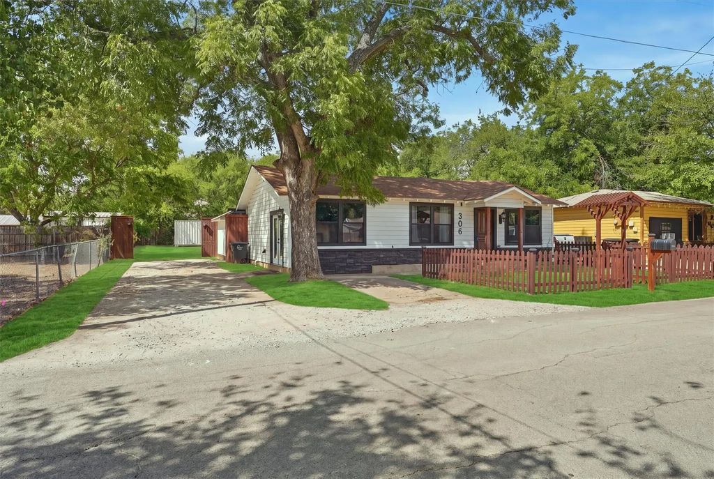 306 Lovelady Street, Cleburne