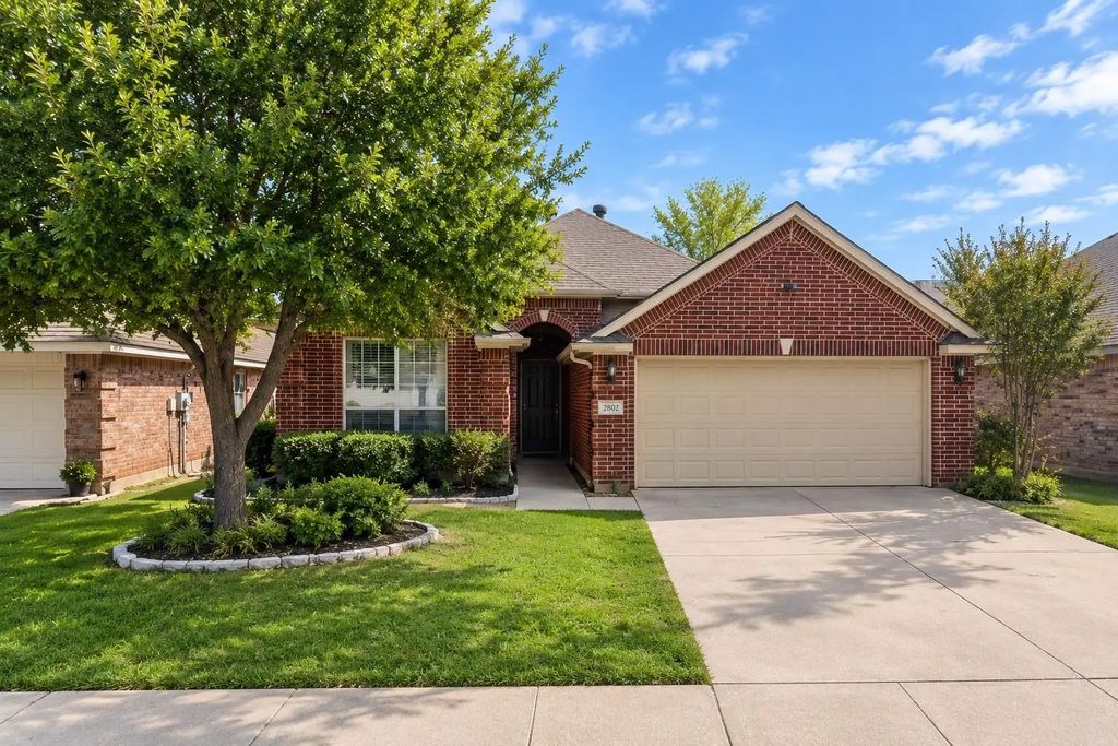 9008 Winding River Drive, Fort Worth