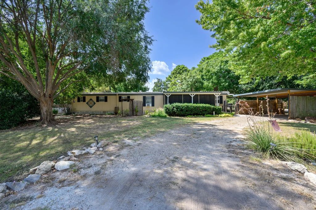 1709 E Apache Trail, Granbury