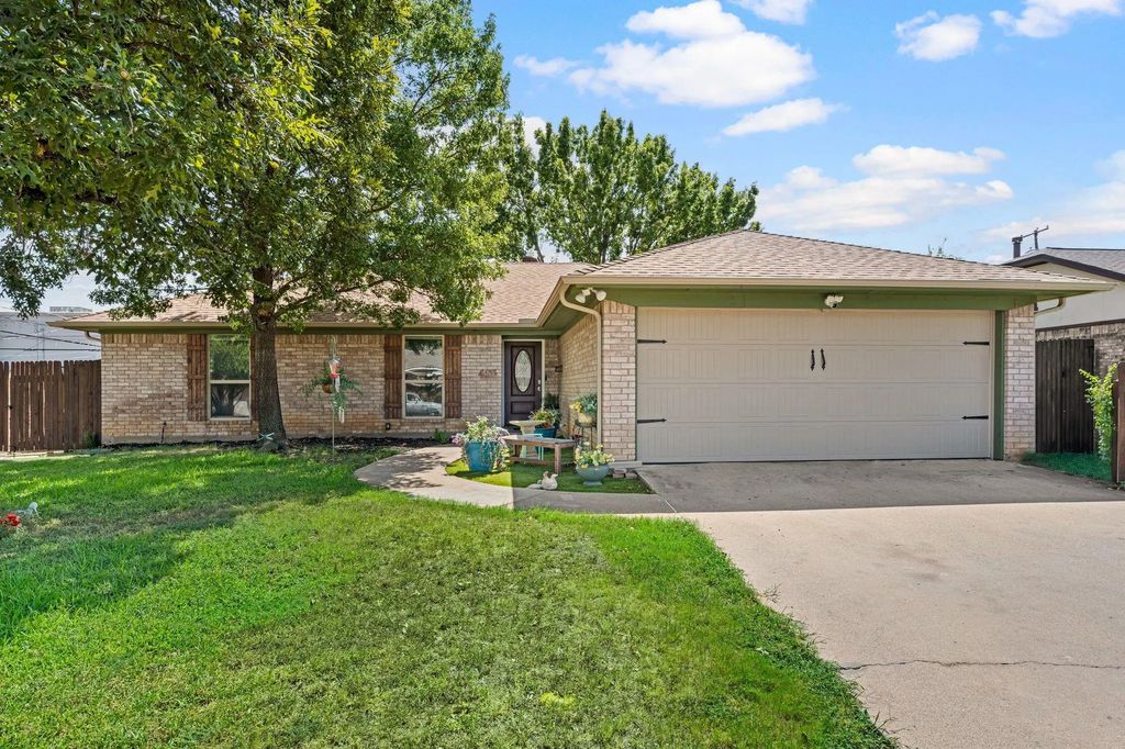 425 Glenwood Terrace, Hurst