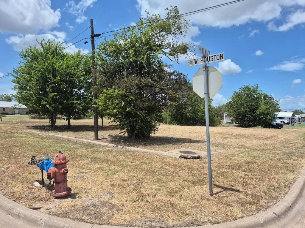 507 W. Houston, Giddings