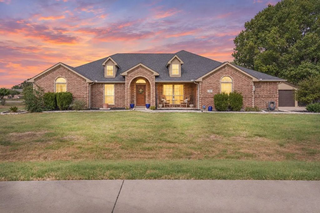 343 Cambridge Court, Waxahachie