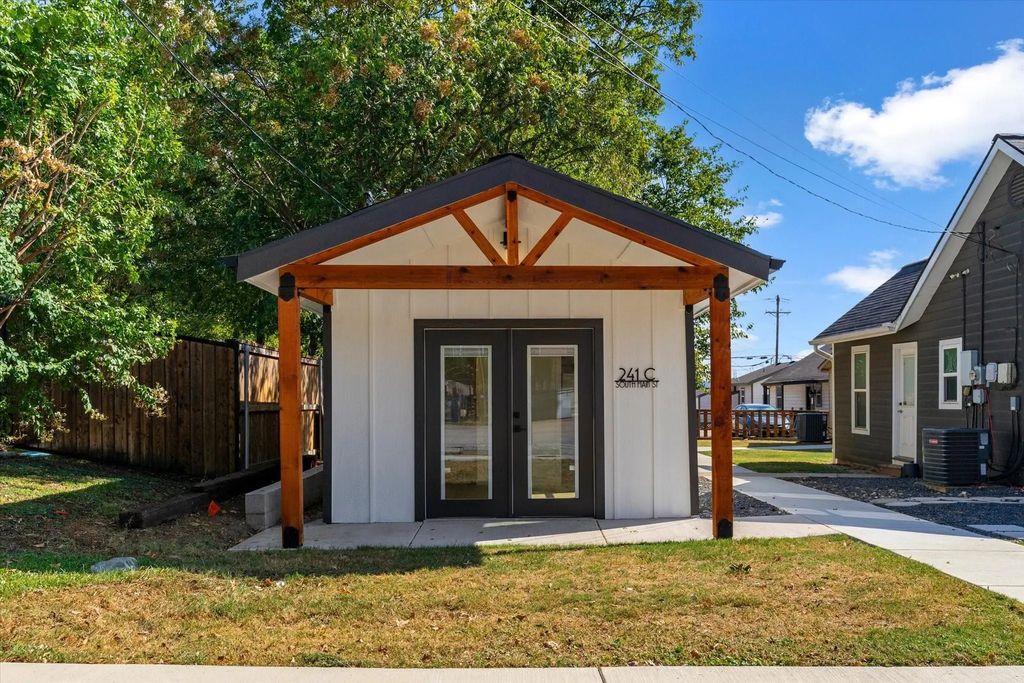 241c S Main Street, Keller