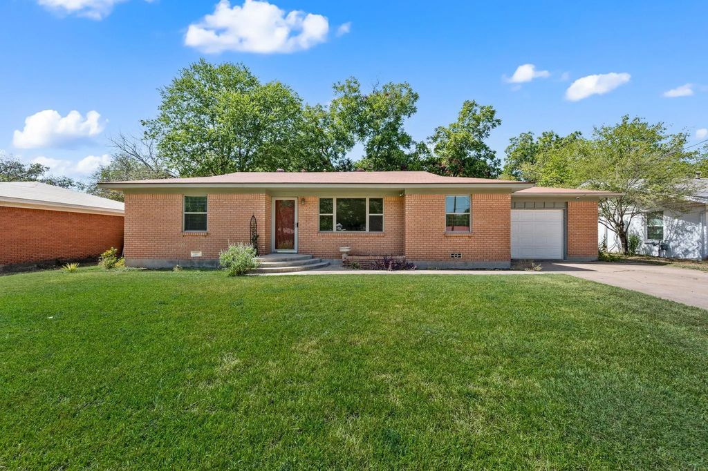 1134 Usher Street, Benbrook