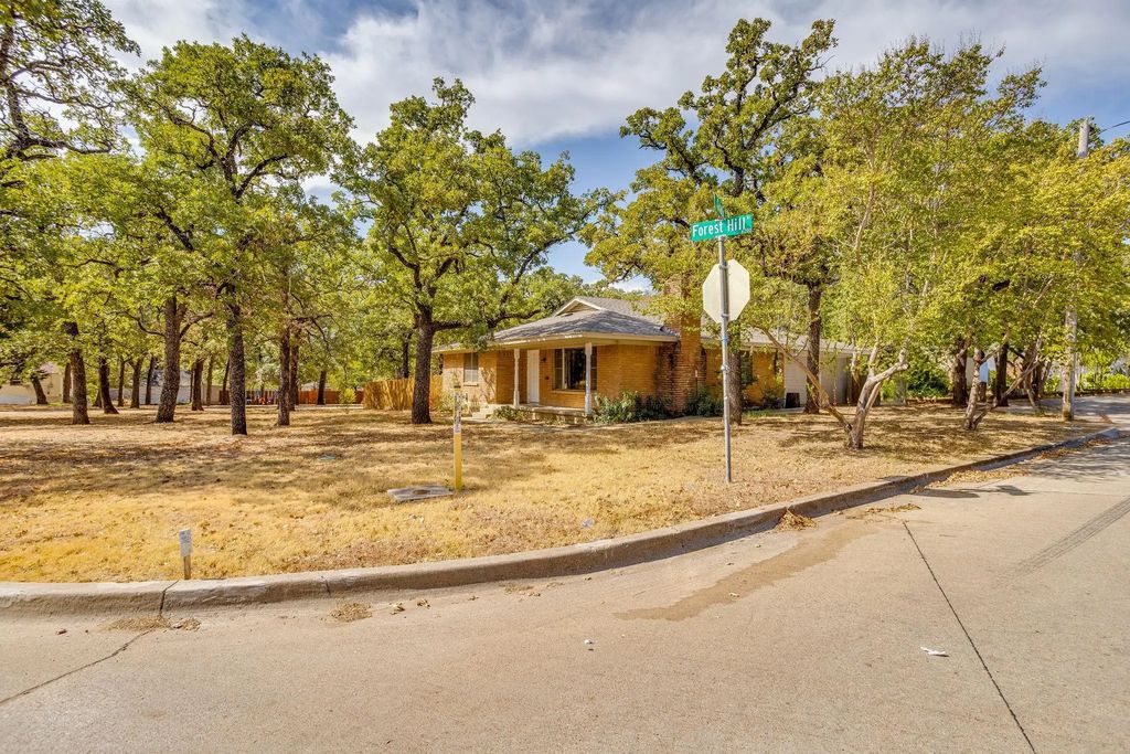6200 Forest Hill Drive, Forest Hill